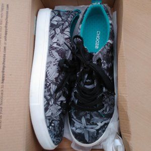 Women's Chooze Black & White Sneakers - Size 8